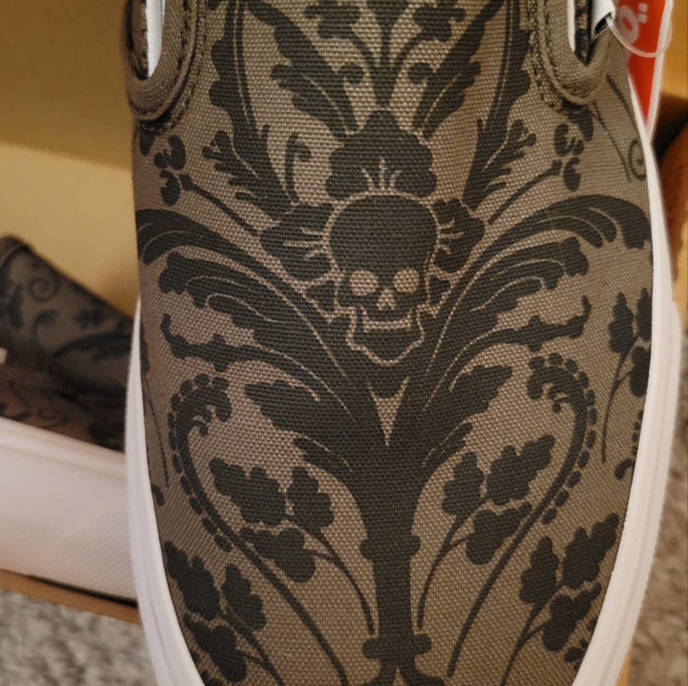 ☆SOLD☆Vans Brand New In Box - Classic Slip On Skull Tapestry Canvas Shoes - Picture 4 of 6